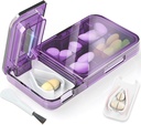 Tablete Cutter Splitter za majhne ali majhne tablete. 2-v-1 potovalne tablete Box & Pill Ločevalnik - Velika zmogljivost 4 Kompartmenti Tablete Organizator - Snemljiv Nonslip V-Shaped Pad. Ovinek-okroglo rezilo Guard (Purple)