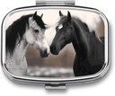 Črni in beli konji Kvadratna tableta Box, 2 Kompartment Okrasna Žepna tableta Škatla za Žepna ali zaporna Portable Mini Travel Medicine Tableta Vitamin imetnik Organizator tablete